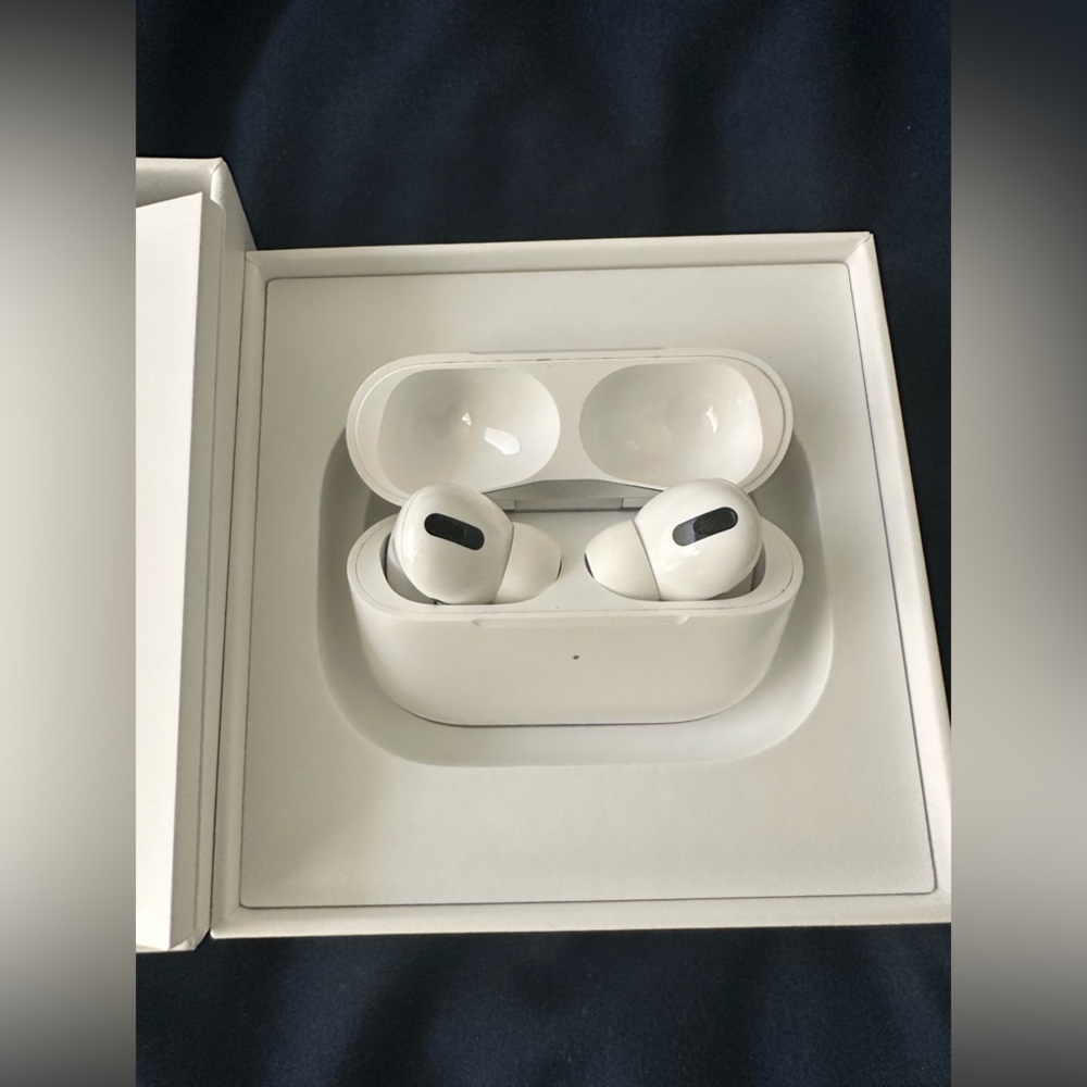 Apple AirPods Pro Wireless Charging Used Excellent Condition